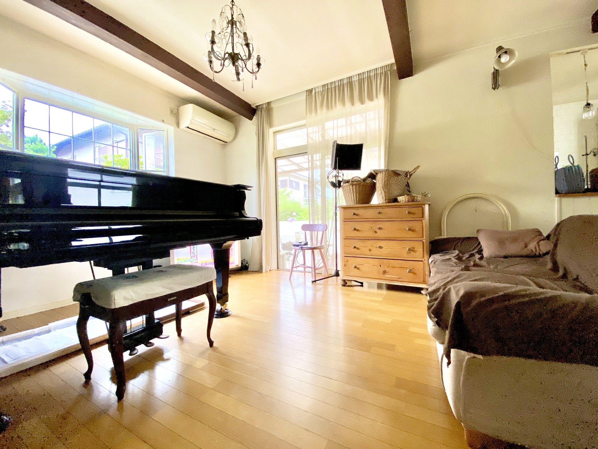 グランドピアノが似合うアンティーク調家具のあるリビング